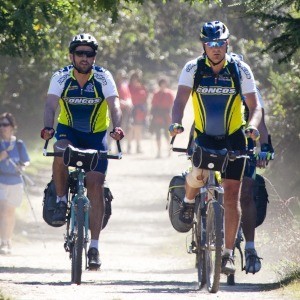 Peregrinos haciendo el Camino en bicicleta